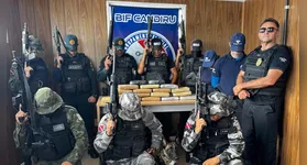 Policiais apresentam droga apreendida