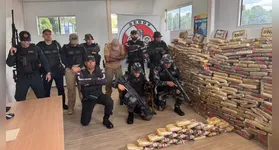 Jay-Z junto com os policiais que apreenderam o entorpecente