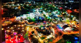 A programação da exposição, que se estende até o dia 7 de junho, inclui rodeios, queima de fogos, shows musicais, praça gastronômica entre outros