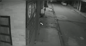 Criminoso leva veículo no Utinga, em Belém. Ação foi registrada por câmeras de segurança.