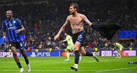 Francesco Acerbi comemorando o gol salvador contra o Barcelona