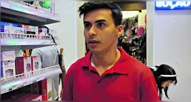 Adierlan Farias, gerente de loja, conta que já contratou sete atendentes em abril e já pensa em mais cinco novas admissões.