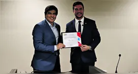 Camilo Centeno, presidente do Grupo RBA, Guilherme Guerreiro, diretor de Esportes, e Nonato Cavalcante, diretor de Jornalismo (abaixo) recebem o diploma das mãos do deputado Ronie Silva.