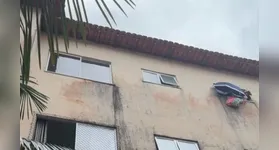 Idosa tentava arrumar a cortina da sala quando perdeu o equilíbrio e caiu