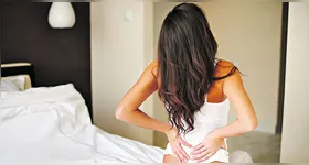 Na pielonefrite, ocorre frequentemente febre alta, associada a calafrios e dor lombar. Abaixo, a médica Bárbara de Alencar