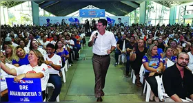 O governador Helder Barbalho conversa com os educadores durante o anúncio dos investimentos para melhorar ainda mais a educação