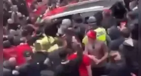 Torcedores atacam após o carro parar