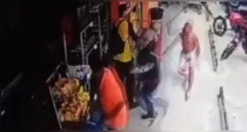 Nas gravações, é possível ver o momento em que o tio tenta buscar abrigo dentro do comércio, mas é alcançado e agredido pelo sobrinho.