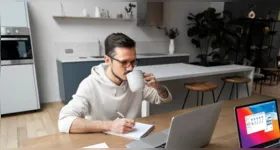 As vagas listadas estão disponíveis em plataformas de recrutamento remoto e nos sites oficiais das empresas contratantes.