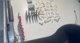 Durante a entrada na casa, um dos suspeitos apontou uma espingarda calibre 12 contra os agentes, que reagiram.