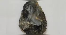 Imagem ilustrativa da notícia Criança encontra machado neandertal de 50 mil anos