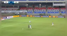 Goleiro estava abaixado ajeitando a caneleira
