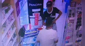 Um dos suspeitos anuncia o assalto na farmácia