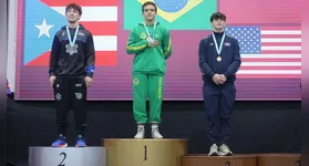 Arthur Estevão no lugar mais alto do pódio