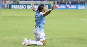Benítez roubou a bola e foi tocado por Pavani