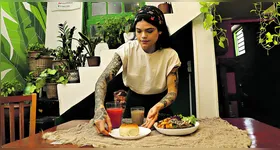 Petra Marrom, 31, sempre atuou com o veganismo e começou a empreender em 2018 com delivery