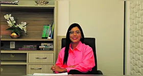 A psiquiatra Daniele Boulhosa explica que vários fatores podem contribuir para o desenvolvimento da hipocondria