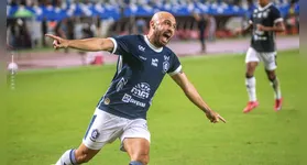 Régis chegou para ser titular e vai mostrando faro de gol