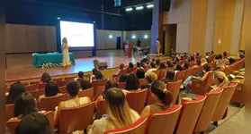 Durante o evento, são realizadas palestras com especialistas experientes, que atuam diretamente no cuidado às mulheres.
