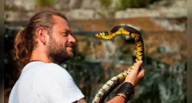 Economista e Biólogo, atualmente Richard Rasmussen se dedica a um canal no YouTube, podcasts, além de palestras e eventos