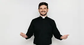 O sacerdote é natural do município de Colatina (ES), no entanto, mudou-se para o Pará quando ainda era uma criança passou a viver em Parauapebas, onde reside desde 2013.