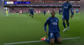 Dembélé comemora gol anotado no duelo entre Arsenal e PSG, pela Champions League.