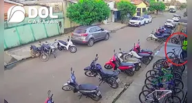 Sorrateiramente, o homem se aproxima da bicicleta que está na extremidade, verifica se ela está desbloqueada, ou sem cadeado, tira a ‘magrela’ do suporte e vai levando