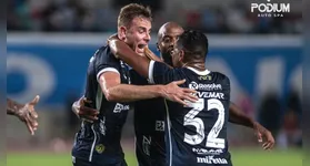 Zagueiro Klaus festeja gol pelo Remo