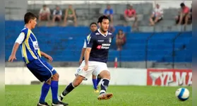 Atacante Frontini em 2010, vestindo a camisa do Remo. Hoje, ele é executivo de futebol do Marcílio Dias.