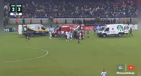Momento em que médicos socorrem Jaderson e Novillo após forte impacto na cabeça entre os jogadores
