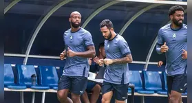 Zagueiro Reynaldo (esquerda), ao lado dos azulinos Marcelinho e Caio Vinicius