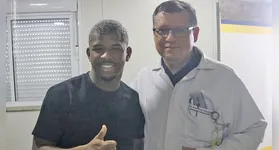 Volante Jaderson ao lado do médico do Remo, dr. Jean Klay Machado