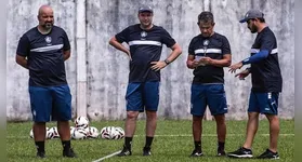 Auxiliar Flávio Garcia (esquerda) é quem irá comandar o Leão no próximo jogo após saída de Daniel Paulista (centro)