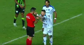 O atacante encosta as mãos na bochecha do árbitro, diz “obrigado” ao árbitro e, na sequência, volta a correr para celebrar o lance.