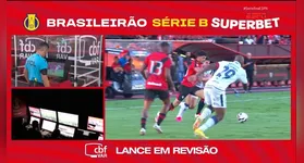 Momento em que o lance era revisado no VAR e resultou na anulação do segundo gol do Remo