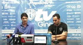 Presidente Roger Aguilera ao lado do executivo de futebol Carlos Frontini