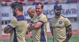 Daniel Paulista e comissão técnica do Remo