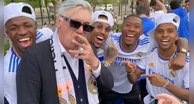 Carlo Ancelotti faz pose com charuto, de óculos escuro, em festa do título do Real Madrid com Vini Jr, Militão, Alaba e Rodrygo