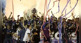 Jogadores do Clube do Remo comemorando título em meio a escuridão da Curuzu, no Parazão de 2022