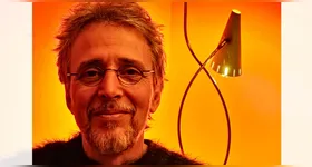 Além da música, ele também se destaca na literatura, com livros publicados no Brasil e no exterior.