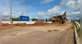 Agora, com a estiagem, a prefeitura aproveita a condição climática favorável para realizar uma obra definitiva.