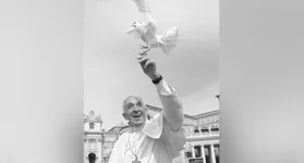 O velório foi aberto ao público às 6h (horário de Brasília) e seguirá até as 15h, quando o caixão será fechado em uma cerimônia presidida pelo cardeal Kevin Joseph Farrell.