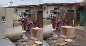 Mulher implora perdão ao ex-companheiro em Belém, cantando no meio da rua, no bairro do Bengui