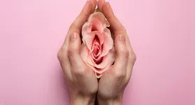 Alterações na cor, no cheiro ou na consistência podem indicar problemas que exigem avaliação ginecológica.