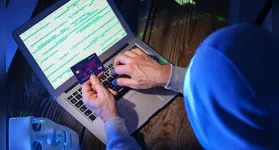 Com o aumento nas compras, tanto em lojas físicas quanto virtuais, cresce também a ação de golpistas, que se aproveitam do movimento para aplicar fraudes, principalmente na internet.