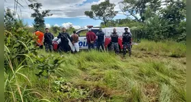 Ao perceberem a presença policial, os ocupantes do veículo fugiram em direção à zona rural de Floresta do Araguaia.