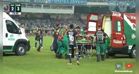 Momento em que Jaderson era retirado na ambulância