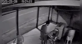 Câmeras de segurança de uma lanchonete flagraram um homem tentando furtar uma coxinha de dentro da estufa de salgados.