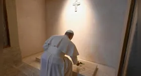 No local, o pontífice rezou diante do túmulo de Francisco e do ícone da Virgem Maria, conhecido como Salus Populi Romani.