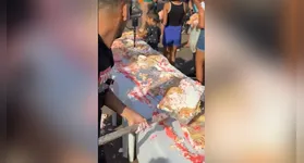 A cena foi amplamente compartilhada nas redes, com questionamentos sobre a dignidade e higiene na distribuição da comida.
